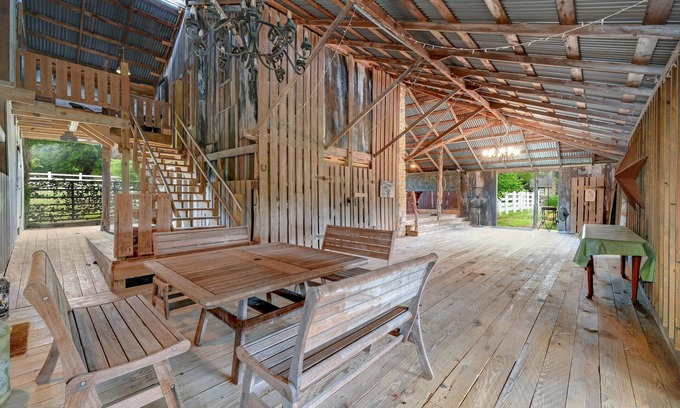 Driftwood Bed & Breakfast | Bella Nido - Charming 6-bedroom bed & breakfast, sleeps 12. Plenty of space!