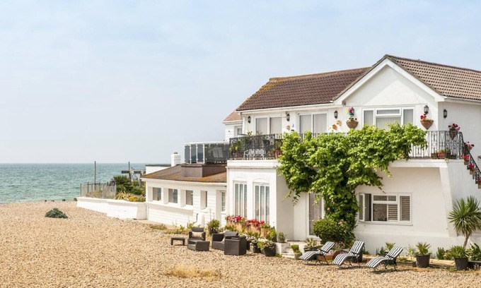 Littlehampton Apartment | Bella Vista is a Stunning Beachfront Apartment with 200 5 star reviews