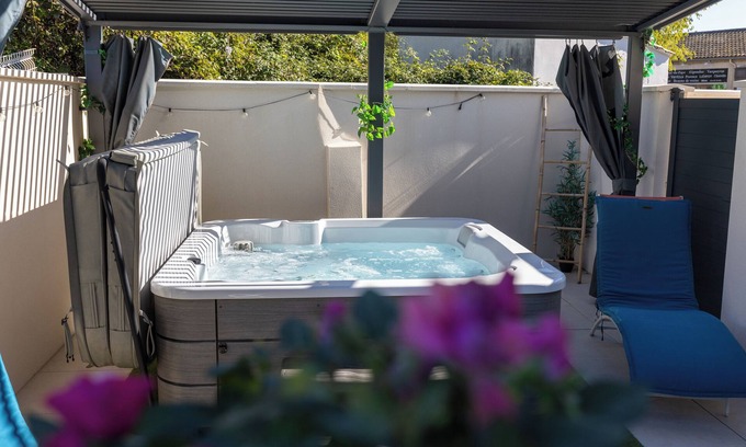 L'Isle-sur-la-Sorgue House | BELLA VITA JACUZZI! Vacation home near center private parking