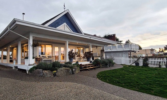 Davis Bay House | Bella White House by IRIS PROPERTIES!