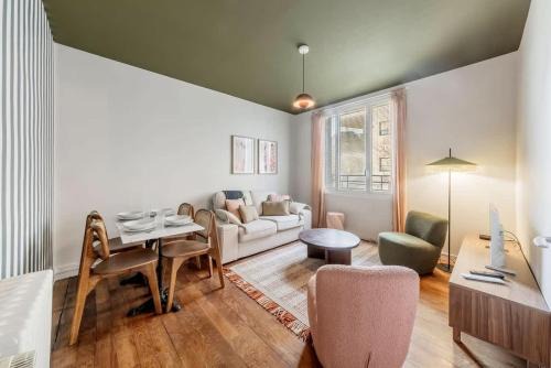 Bourg-l'Eveque Apartment | Belle époque - Proche mail - Parking - 4 pers