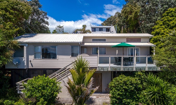 Waiheke Island House | Belle Bird Place - Onetangi Holiday Home