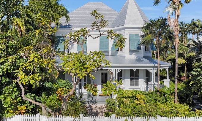 Meadows House | BELLE MAISON ~ 5 BR/3 Ba Home w/Pool/Spa in The Meadows!