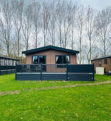 Allerthorpe Cabin | Belle Vue Lodge with Hot Tub