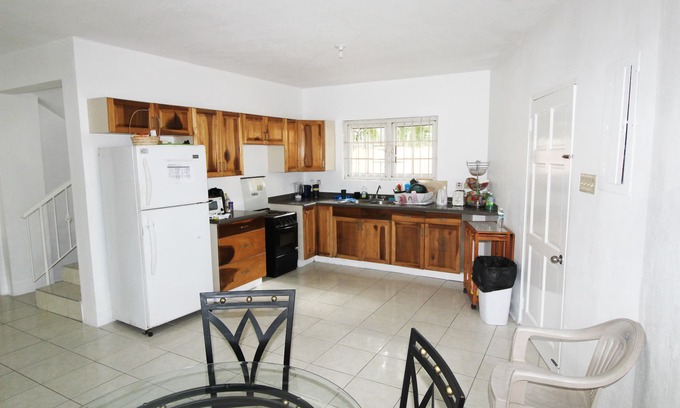 Eastwood Park House | Belleh23 Kingston Creative Guesthouse