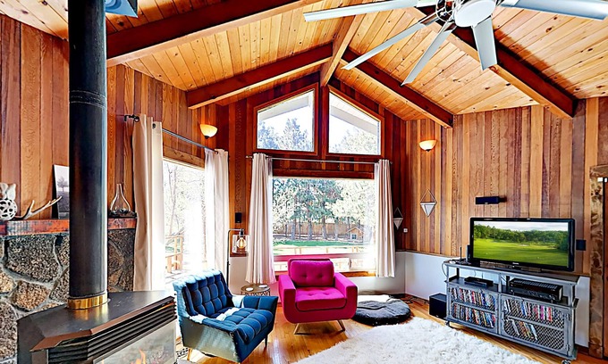 Southwest Bend House | Bend basecamp with big fenced yard - near Lava Butte, Sunriver Resort