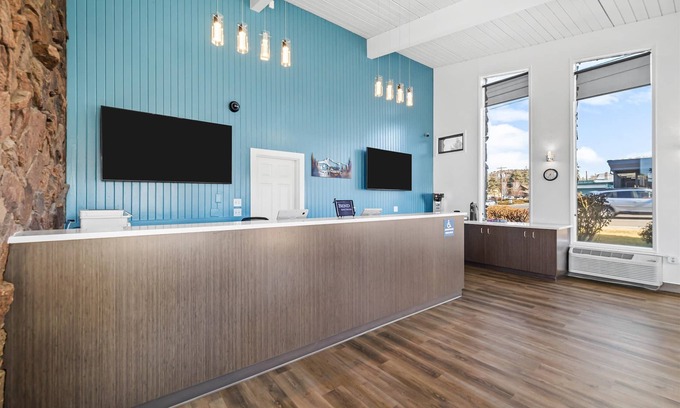 Larkspur Hotel | Bend Inn & Suites