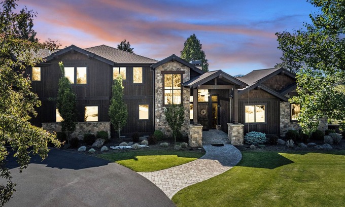 Bend House | Bend Luxury Escape: Mountain Views with Hot Tub, Sauna & More!