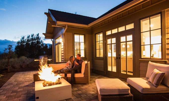 Bend House | Bend's Best! Park ~ resort pool + amenities ~ fitness ~ golf~ hot tub ~ W/D ~ 🐶