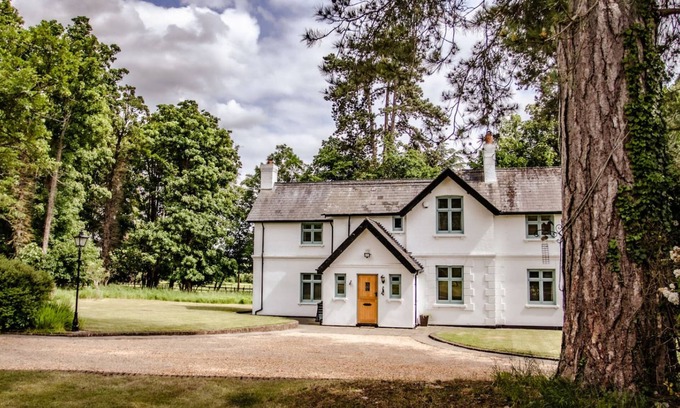 Henley-on-Thames House | Benhams Country Cottage - From 250 Per Night
