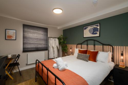 Plasnewydd House | Benjamin Suite by Koya Homes - 3 Double Bedroom Apartment, Cardiff City Centre, Free Parking