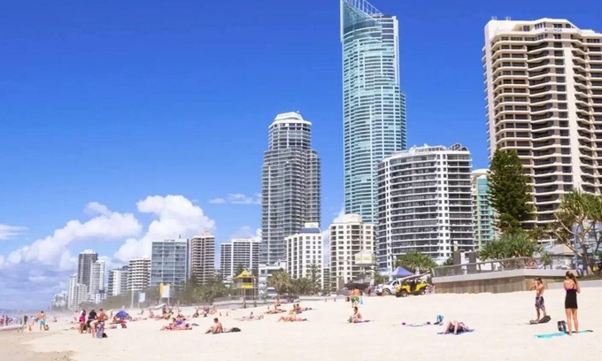 Sorrento House | Benowa Bliss Retreat - Waterfront with Skyline Views