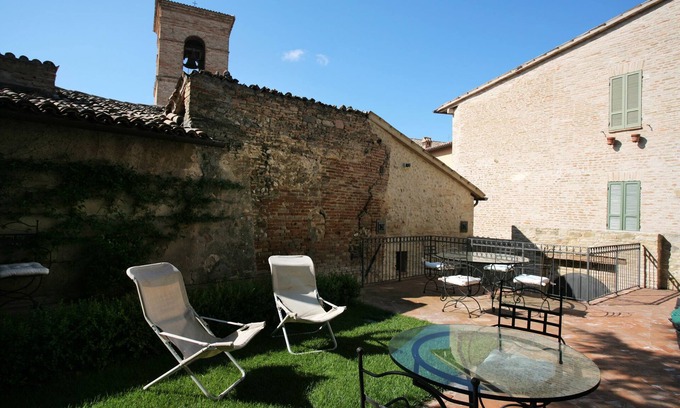 Montefalco Apartment | Benozzo vacation apartment with garden and pool