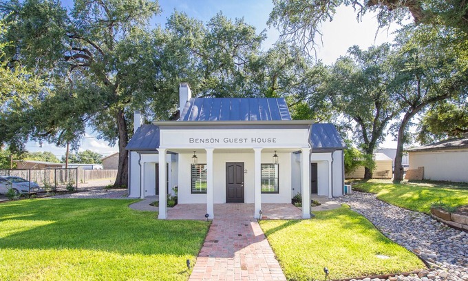 Uvalde House | Benson Guest House 1