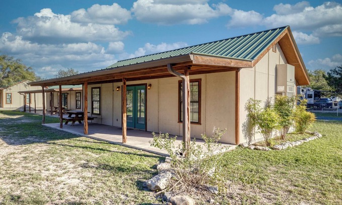 Concan Cabin | Bent River Cabin #5 @ Frio River Escape