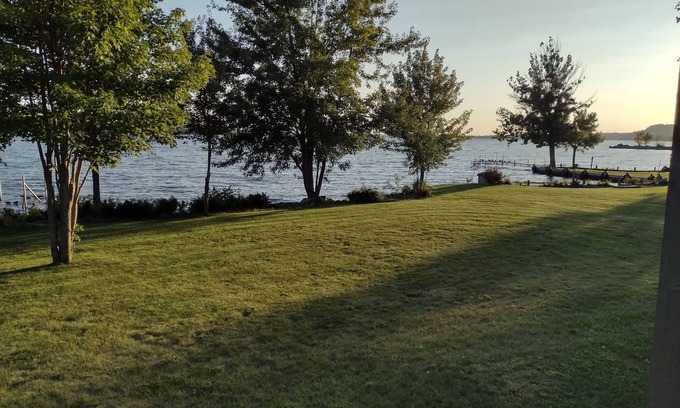 Bergland House | Bergland Bay Hideaway is a Lovely 3-bedroom Lakefront house in Bergland Mi