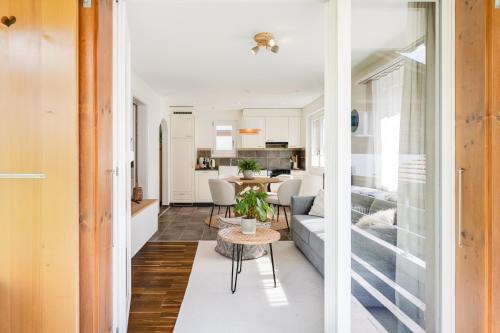 Adelboden Apartment | Bergoase für zwei - mit Terrasse & Bergkulisse