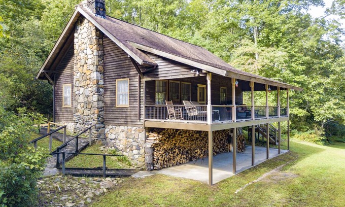 Young Harris House | Berrey Patch is a private cabin on Nice Flowing Creek and a pond. Internet.