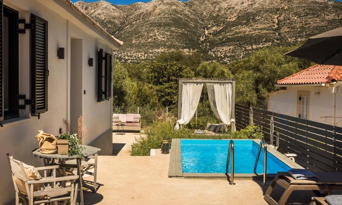 Aetos House | Berthina House