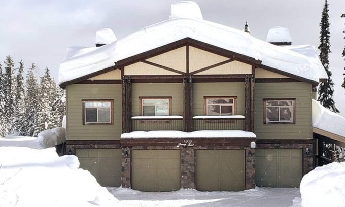 Snow Pine Estates Ski Chalet | Best 4-Bedroom Family-Friendly Ski-In/Ski-Out With Hot Tub on Big White
