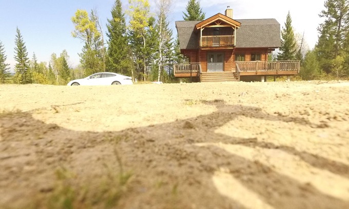 East Kootenay Cabin | Best Cozy Log Cabin In The Mountains Surrounded By Nature And Wilderness