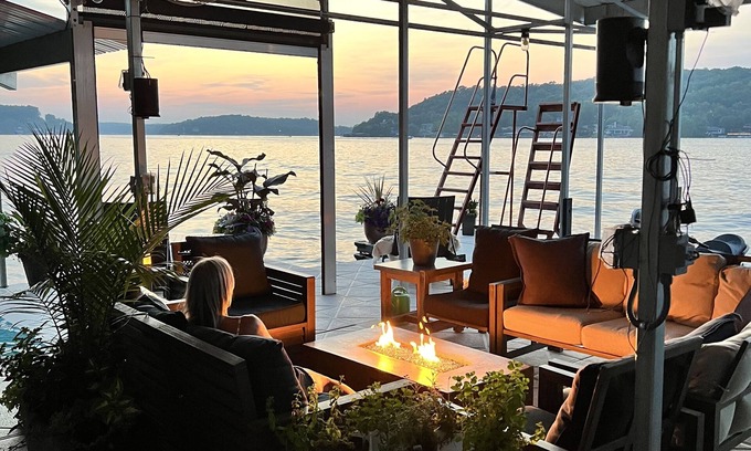 Gibson Point House | BEST dock on lake. New Hot Tub 2024. 4 BDRM, SLEEP 15.Aargh You Here Yet?