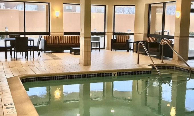 West Dundee House | Best for Unwinding! Indoor Pool, Free Parking, Minutes to Elgin History Museum!