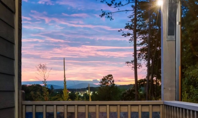 Sevierville Cabin | Best Location! Dollywood & PF Downtown! Brand New with MTN View, Hot Tub,Games