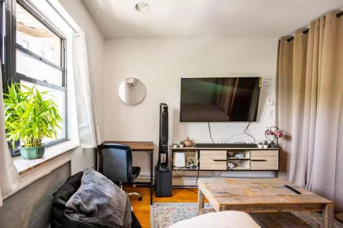 Queens House | BEST LOCATION IN QUEENS, Everything is near by, PRIVATE ROOM
