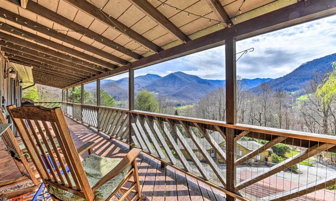 Valley Creek Run House | Best Location - Maggie Valley Cabin with Hot Tub!