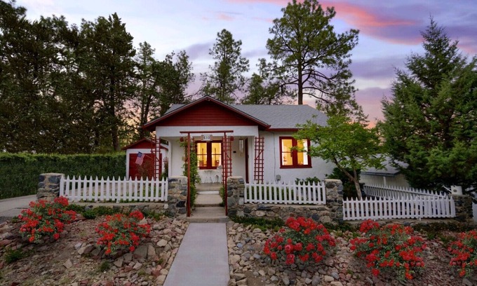 Prescott Cottage | BEST LOCATION + WALK TO DOWNTOWN + CLOSE TO EVERYTHING + HOT TUB + HAS IT ALL!