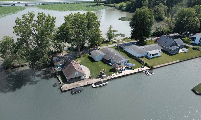 Huron House | BEST LOCATION Water Front.Private Dock.Canoe.Kayak.PaddleBoard,GolfCourseCommnty