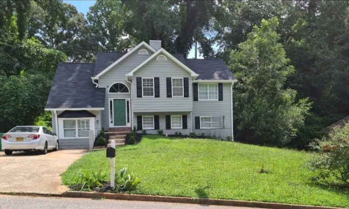 Belvedere Park House | Best of both worlds. 3 bedroom, 2 bathroom home. Come stay awhile.