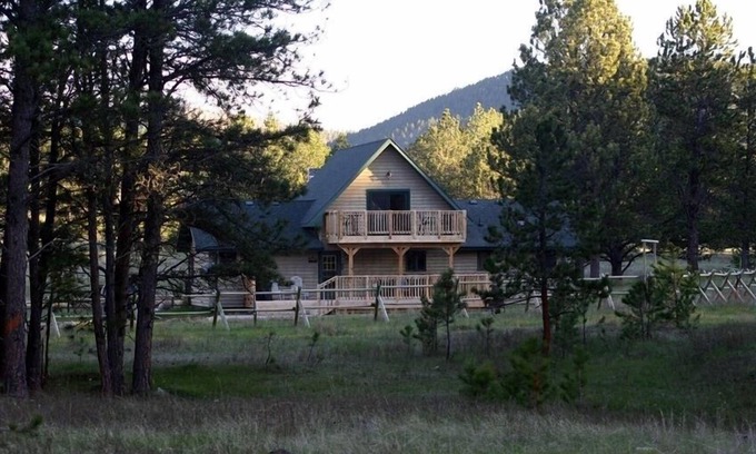 Custer House | Best of Both Worlds - Wilderness ~And~ Comforts