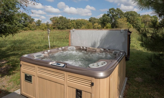The Galena Territory House | Best on Bayward – King Beds, Hot Tub, Pool Table & Fireside Fall Nights!