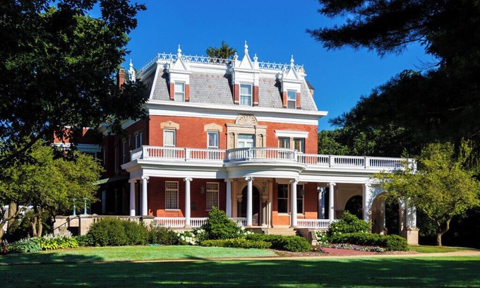 DeKalb House | Best Pick! Pet-friendly Unit, with Free Parking, Seasonal Outdoor Pool!