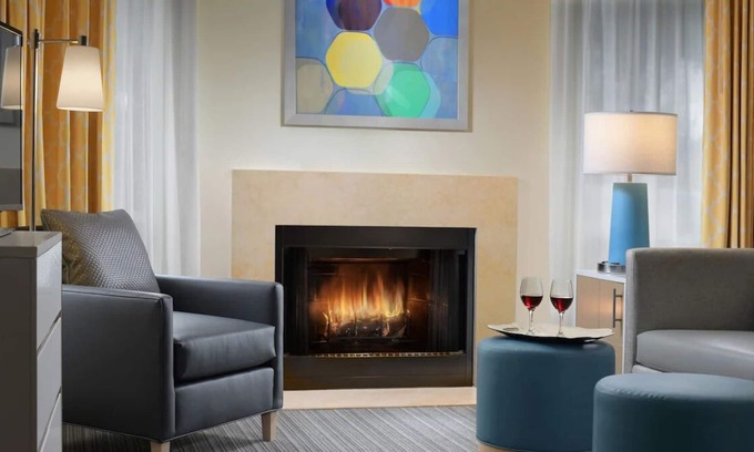 Highland Hills House | Best Place to Stay in Lombard! Free Parking, Pets Allowed