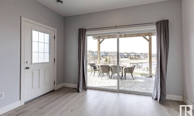 Southeast Edmonton House | BEST ROOM WITH LAKEVIEW