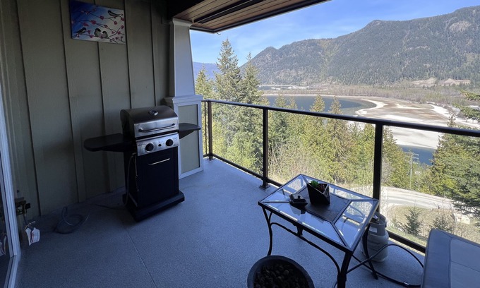 Sicamous House | Best Shuswap Lake and Mountain view in all of Sicamous!