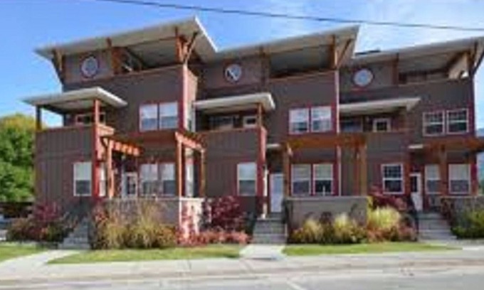 Sicamous Condo | Best vacation spot in Sicamous on the Shuswap, 25 ft boat slip included