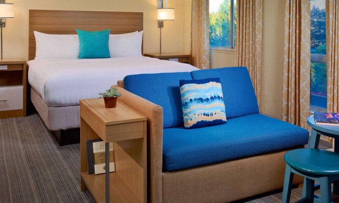 Dublin House | Best Value, Quality Stay! Comes w/ Free Parking, Outdoor Pool, Pets Allowed!
