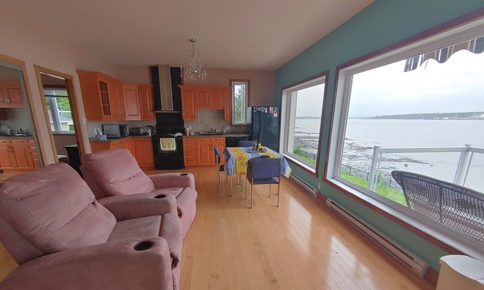 Levis Apartment | BEST VIEW of QUEBEC CITY WATERFRONT 2BR