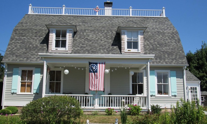 Mystic House | Best Waterviews & Walk to Town