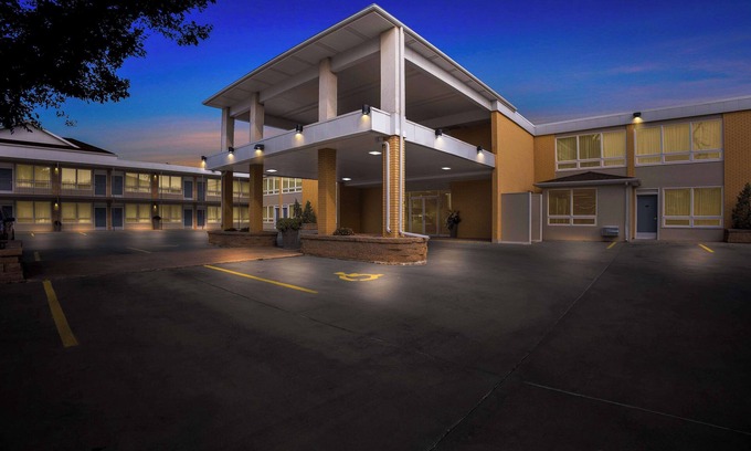 Chamberlain Hotel | Best Western Lee's Motor Inn
