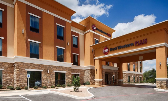 Southside Hotel | Best Western Plus Elmendorf Hotel/San Antonio Hotel