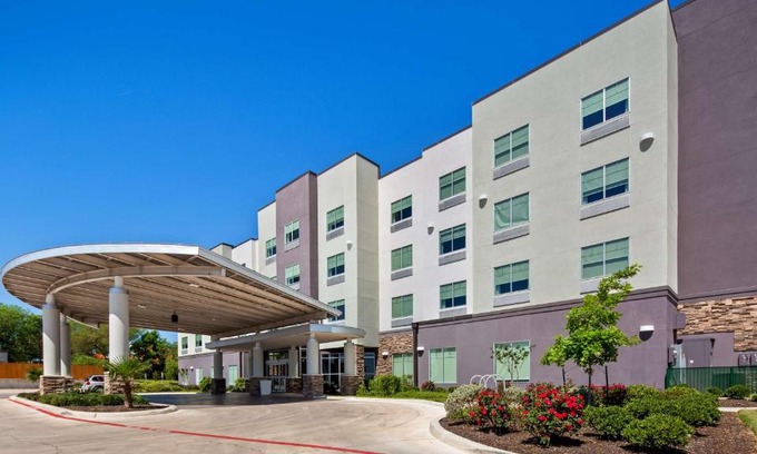 Pecan Valley Hotel | Best Western Plus Roland Inn & Suites