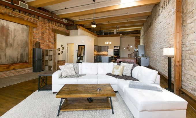 Stillwater Apartment | BestLocation|BridesGetReady|Photo backdrop|Families|Pets|RooftopViews|Nightlife!