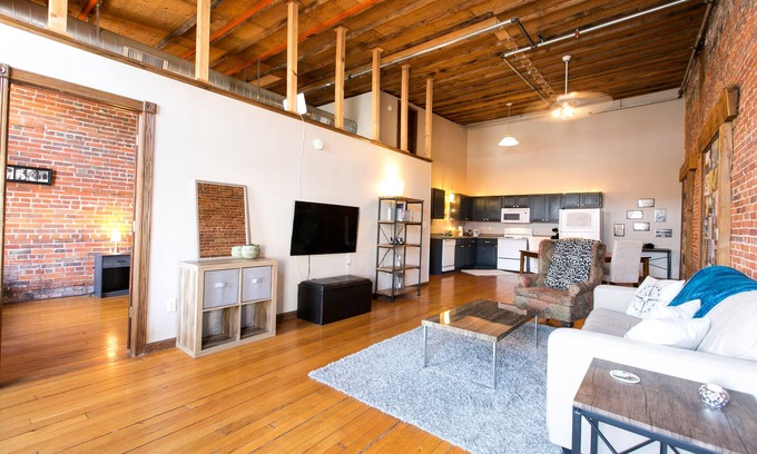 Stillwater Apartment | BestLocation|Romantic|ViewBridgeFromBed|Couples|Pets|Photo backdrop|Nightlife!