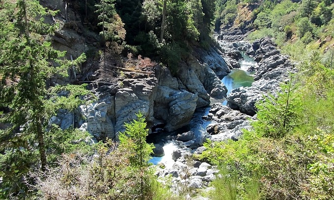 Grants Pass Hotel | Better Choice For Your Vacation! Accessible Location and Spacious Unit Awaits