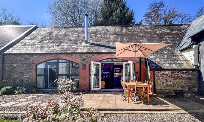 Llanfihangel Tal-y-llyn House | Beudy'r Gamlas - Two Bedroom House, Sleeps 4